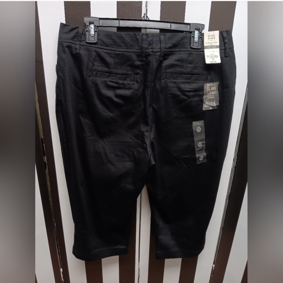 NWT black capri pants - Picture 8 of 8